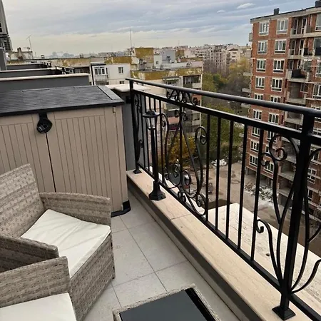 Beautiful 2bd With Large Terrace And Free Parking شقة