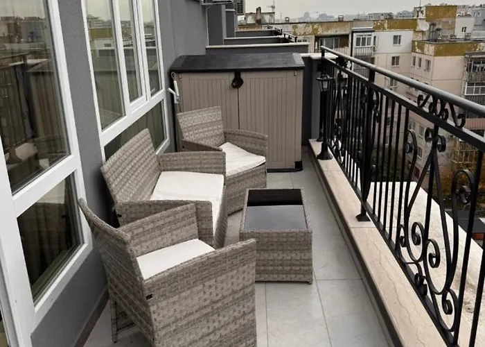 Beautiful 2bd With Large Terrace And Free Parking Apartament