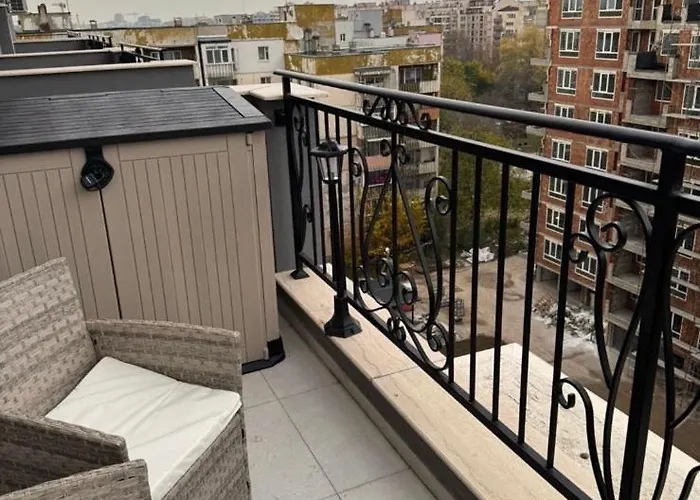 Beautiful 2bd With Large Terrace And Free Parking Apartament